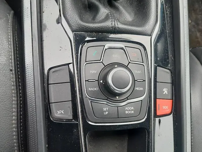 Panneau de commandes navigation Peugeot 508