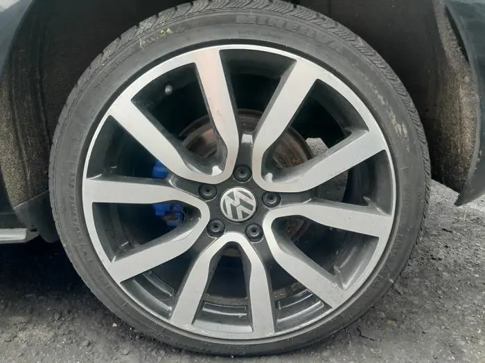 Jante + pneu d'hiver Volkswagen Golf